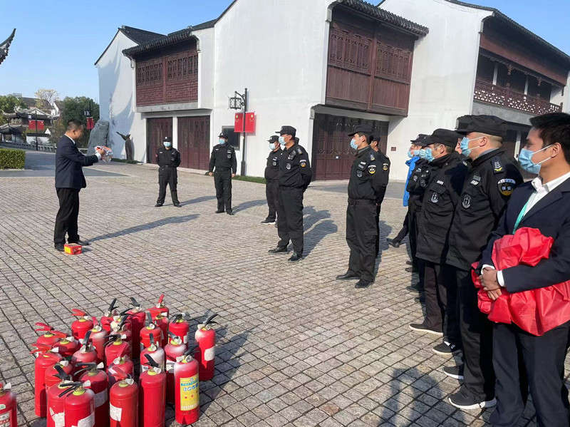 物业王君主管培训消防器材使用方法及注意事项_副本.jpg
