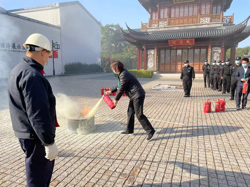 灭火器使用演练2_副本.jpg