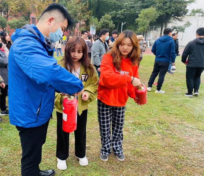 指导学生使用灭火器.png