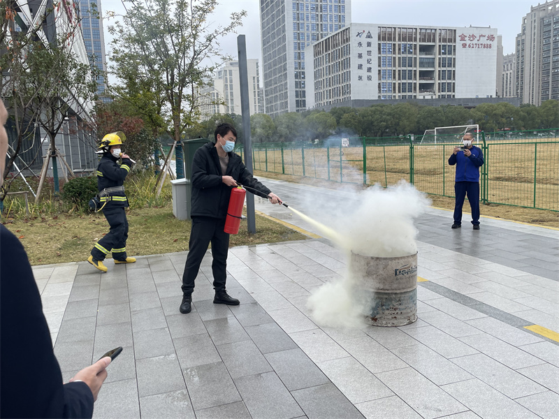 灭火器灭火展示.jpg
