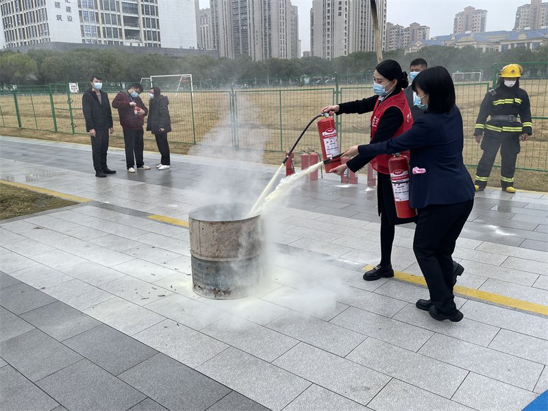 工作人员学习使用灭火器展示.jpg
