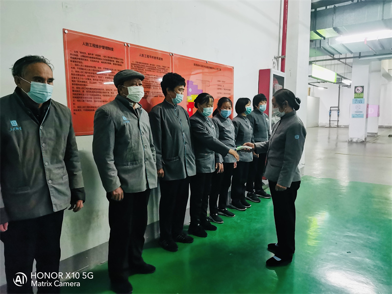 员工测量体温.jpg