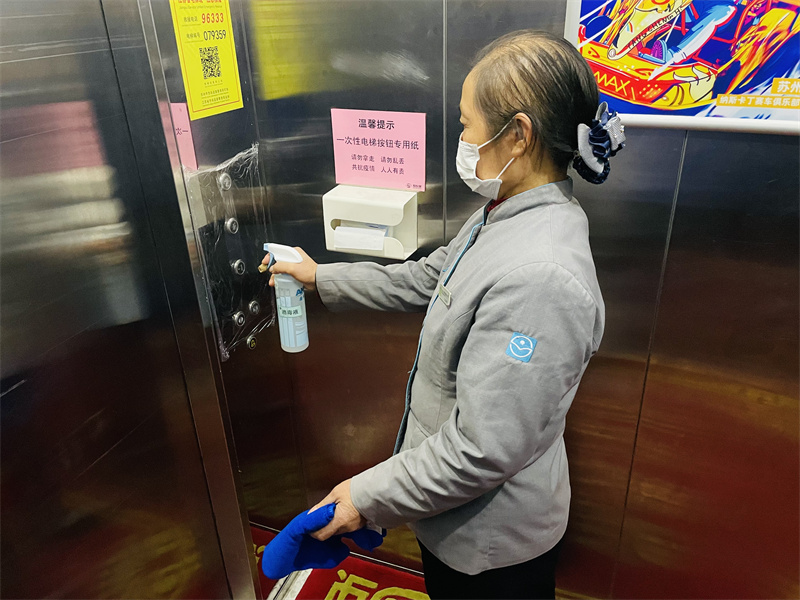电梯按钮消毒.jpg