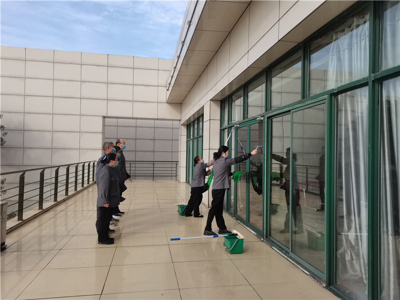 保洁玻璃擦拭.jpg