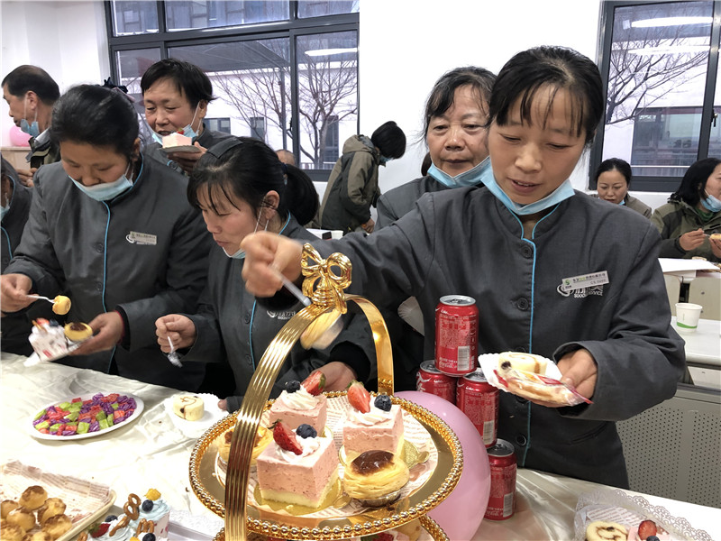 员工自助吃蛋糕.JPG