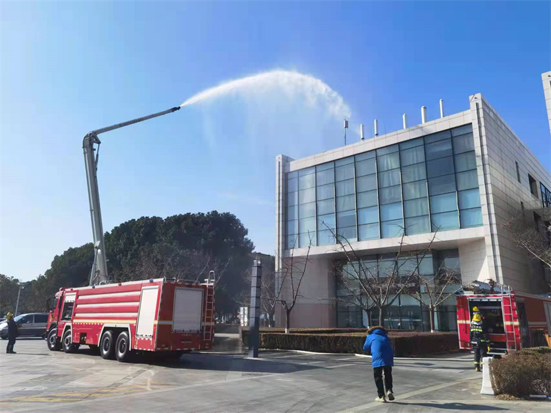 消防车洒水灭火.jpg