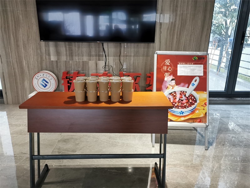 发放爱心粥 (3).jpg