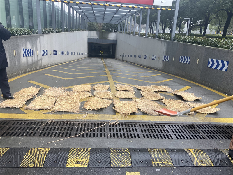 铺设防滑草包.jpg