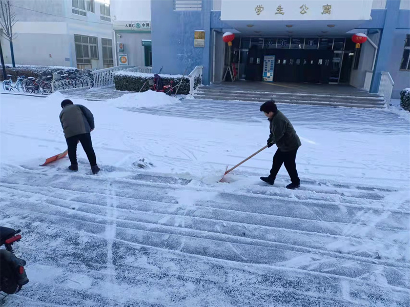 7员工除雪 (2).jpg