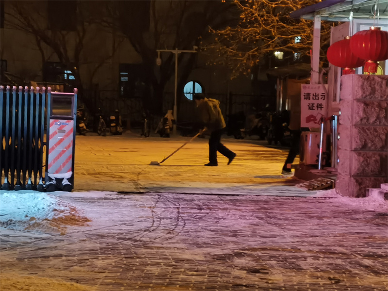 10西区公寓除雪2.jpg