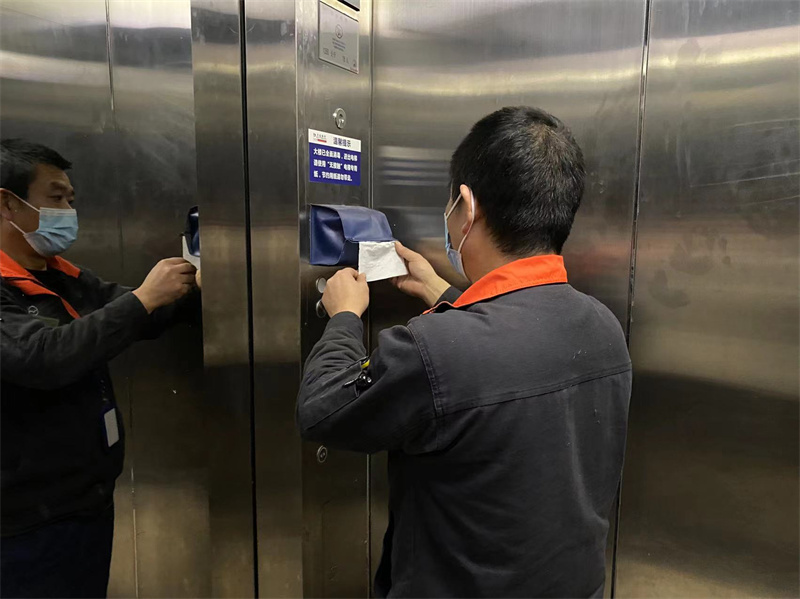 工程电梯内换纸.jpg