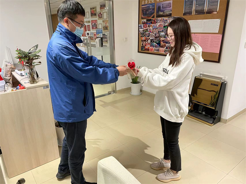 奥体商业 赠送业主鲜花.jpg