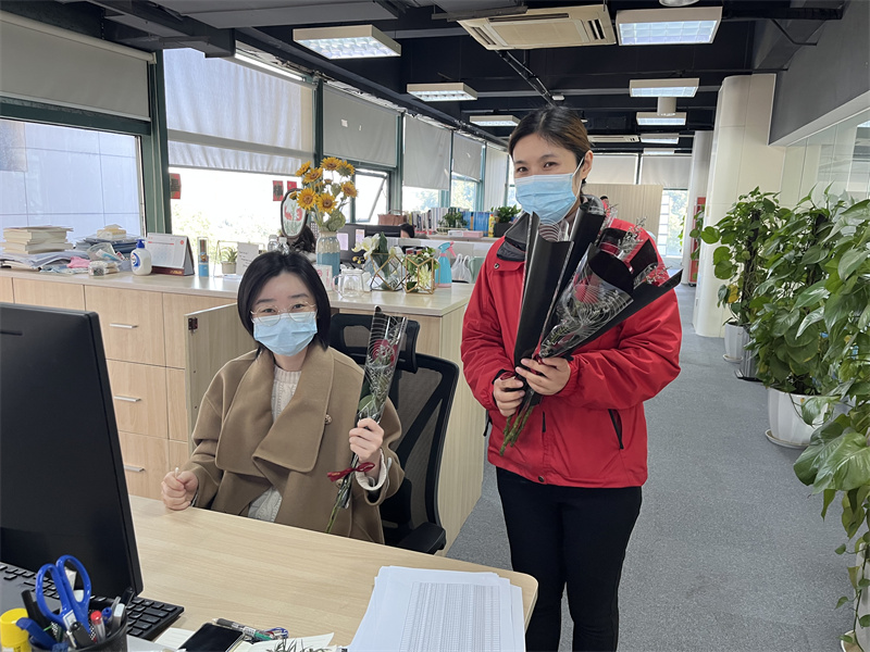 给业主送花 (2).jpg