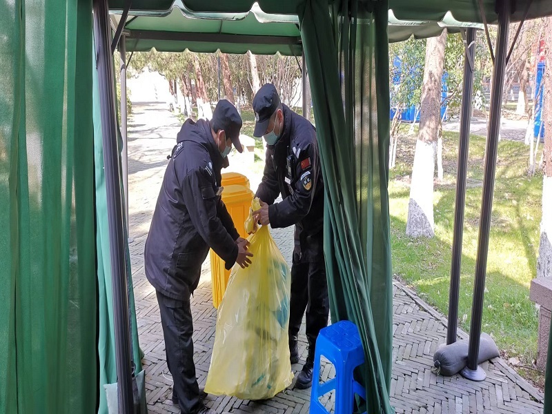 核酸监测点垃圾清理.jpg