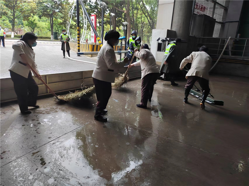 图10 保洁清理积水.jpg