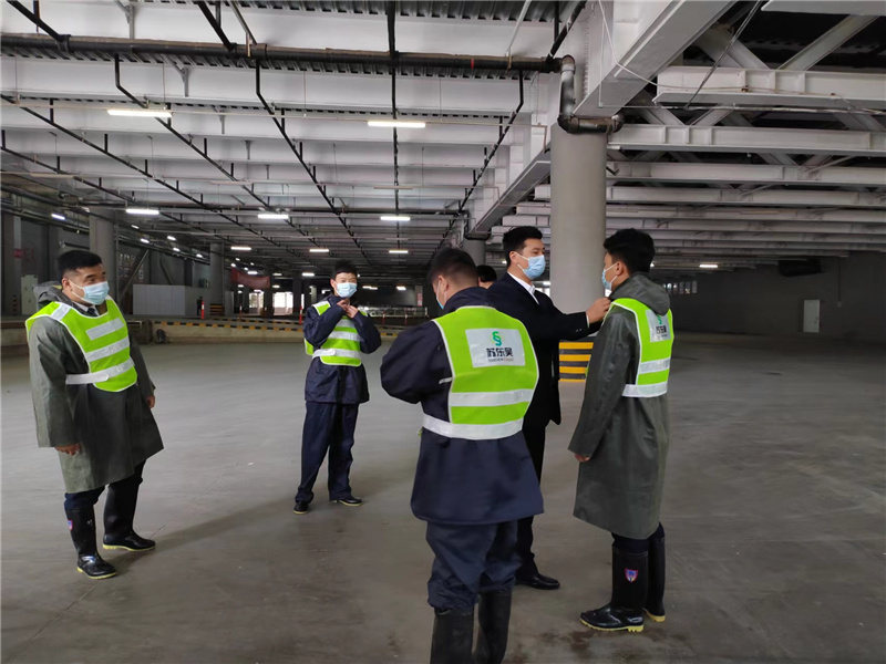 图3 郑主管帮保安换好反光背心.jpg