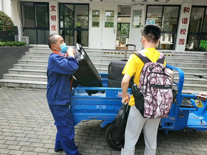 为返校学生搬运行李 (2)_副本.jpg