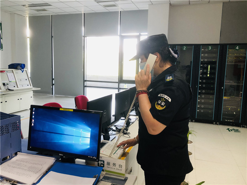中控室接到被困人员求救电话.jpg