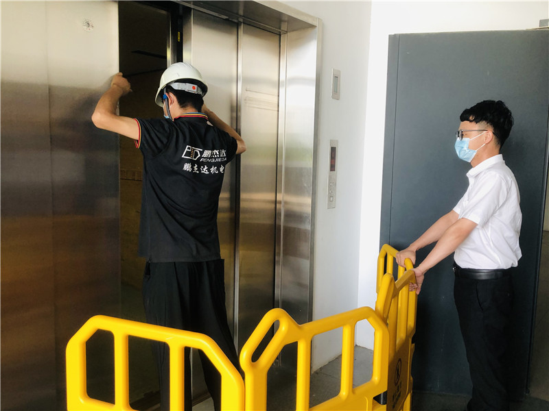 电梯维保人员解救被困乘客.jpg