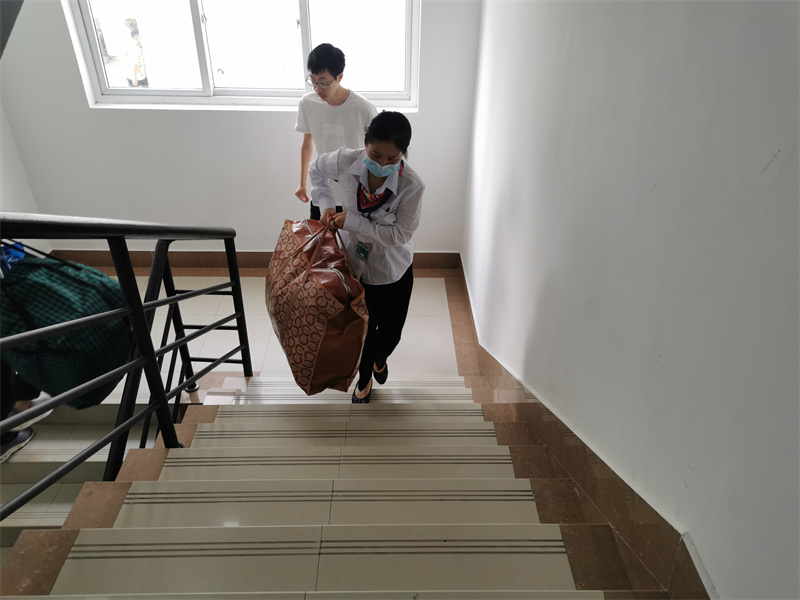 宿管阿姨为新生搬运行李.jpg