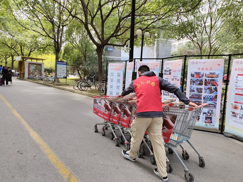 005爱心推车发放6.jpg