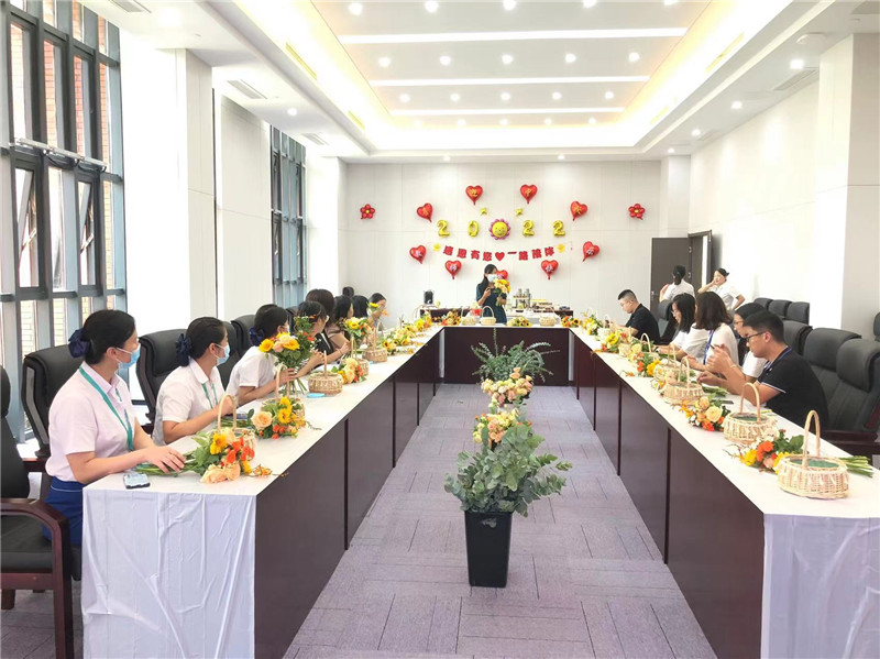 教职工邀请我方工作人员一起插花.jpg
