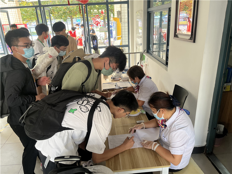 新生有序报到.jpg