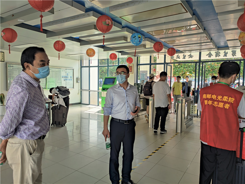 学工处学管办老师进宿舍查看新生报到情况 (3).jpg