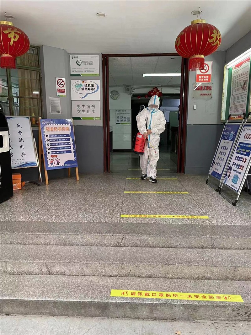 对宿舍区进行消杀 (2).jpg