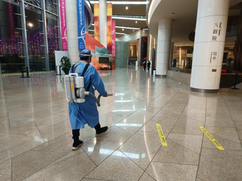 保洁沿路消毒.jpg