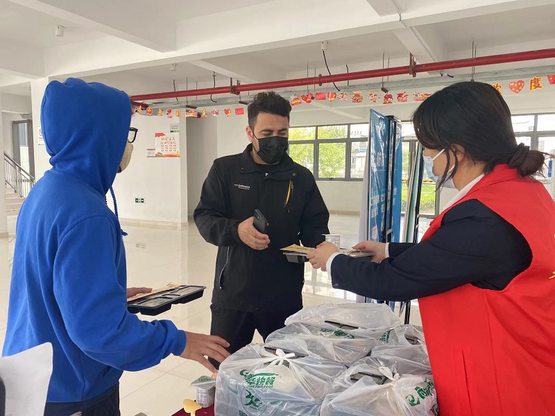 008给学生发清真餐1.jpg