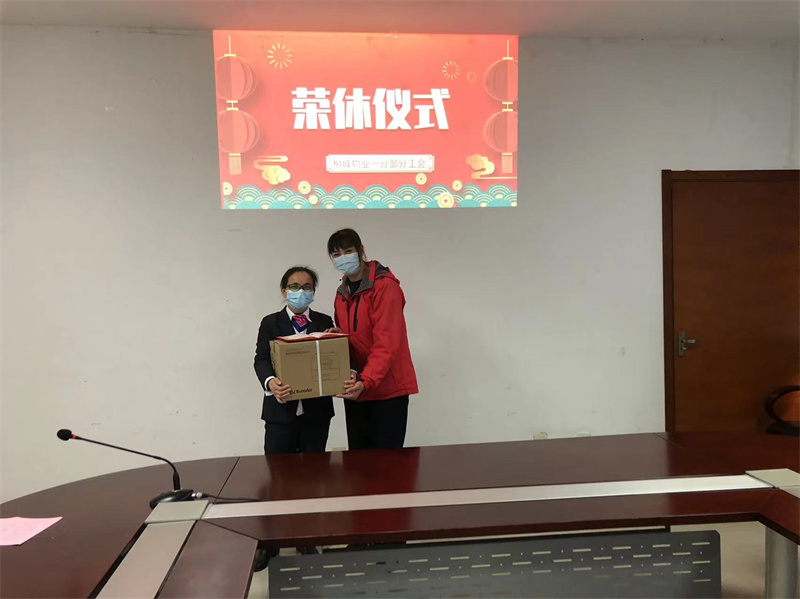 给员工颁发证书及奖品.jpg