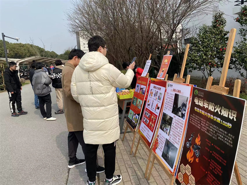 同学们的扫码参与线上答题 (2).jpg