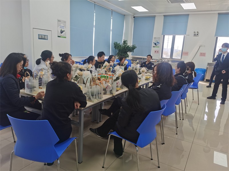 民警坐着一起聊天.jpg