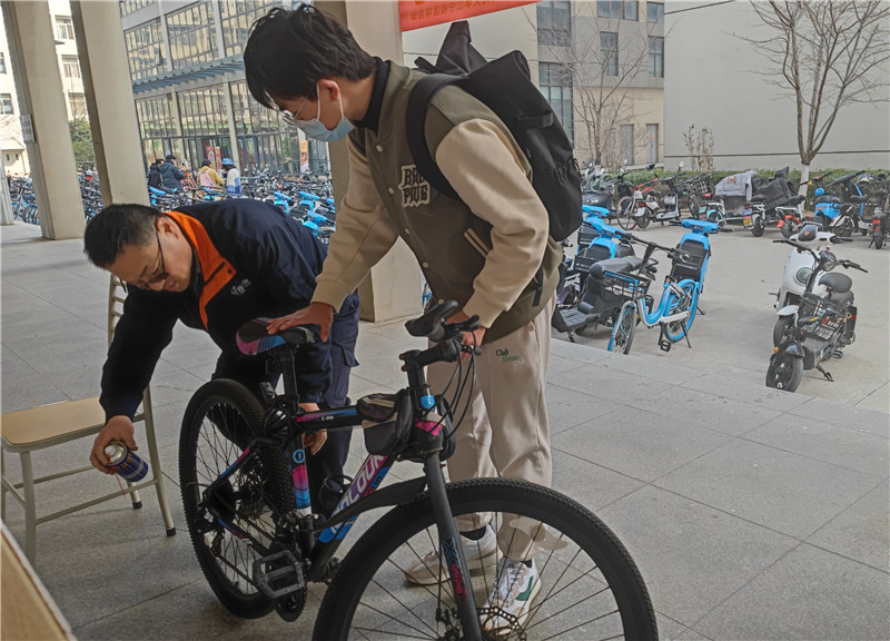 给学生检修车辆.jpg