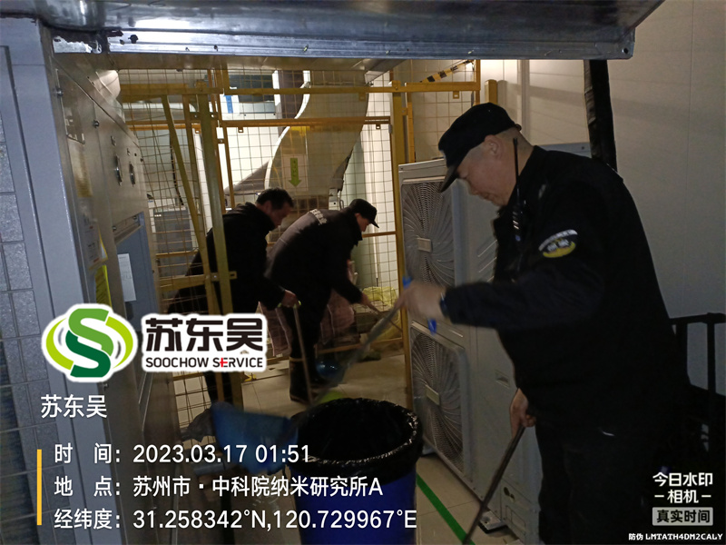 保安人员清扫积水1.jpg
