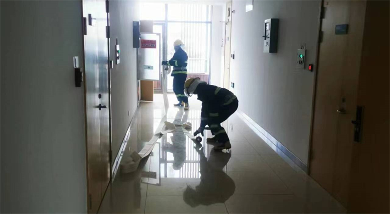 消火栓准备灭火.jpg