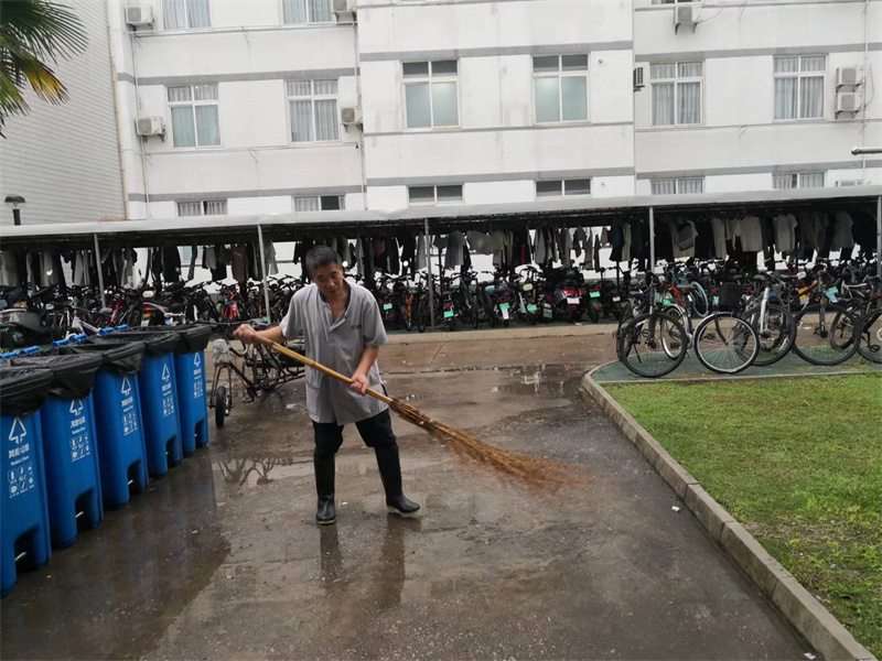 保洁员打扫积水.jpg