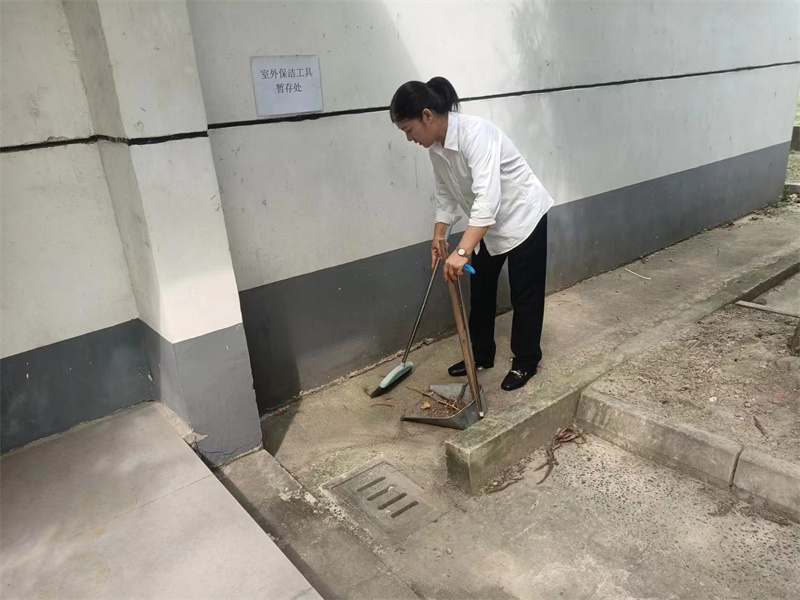 打扫宿舍楼墙角.jpg