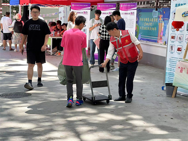 为新生搬运行李.jpg