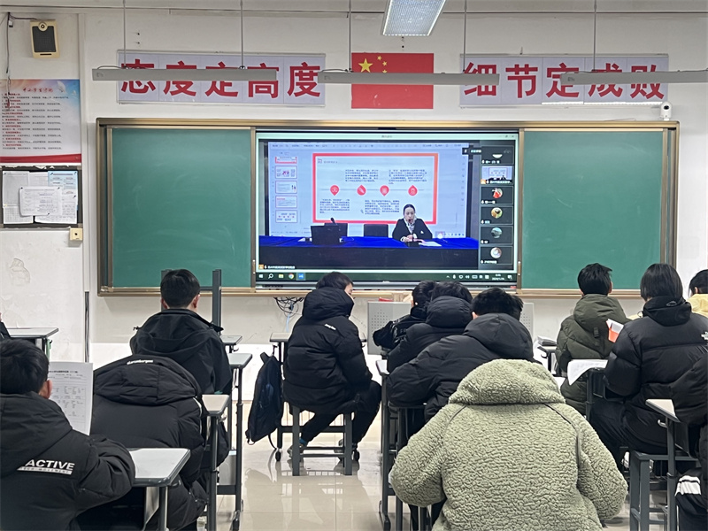 学生认真听讲座 (3).jpg