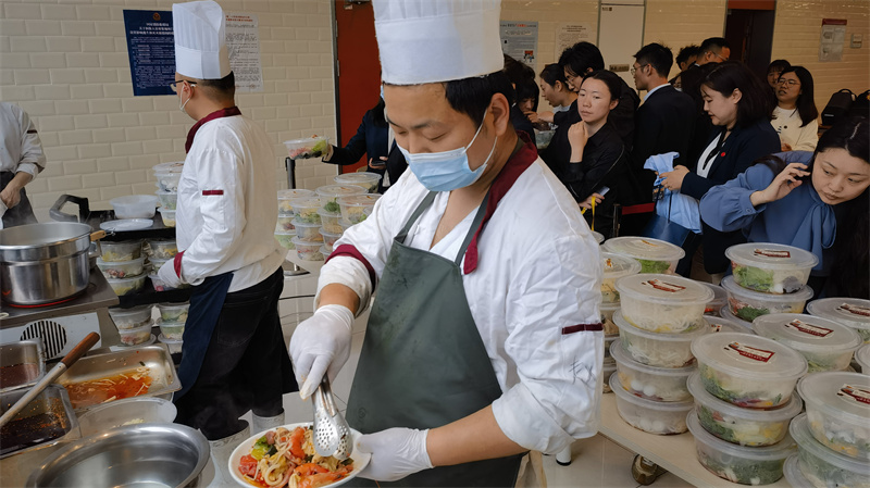 天水麻辣烫制作现场.jpg