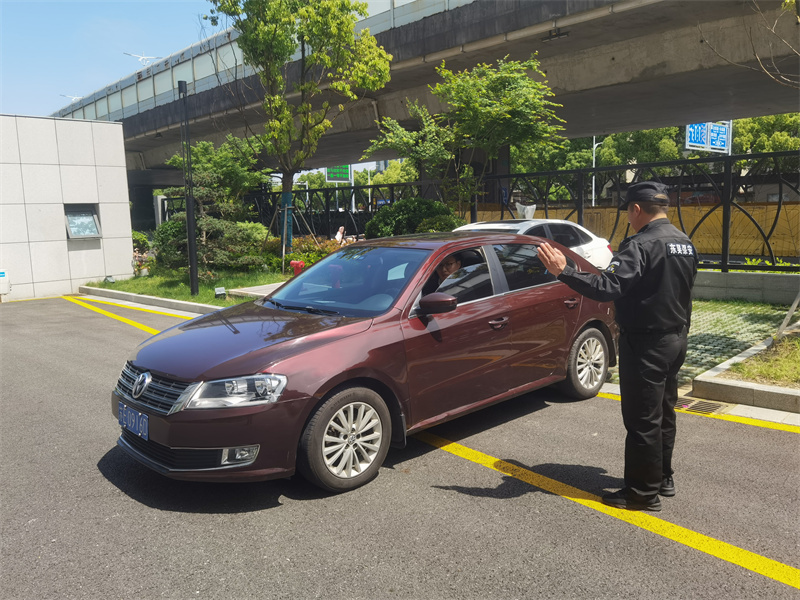 指引游客安全停车.jpg