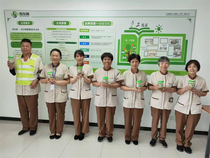 领到绿豆汤开心的合个影.jpg