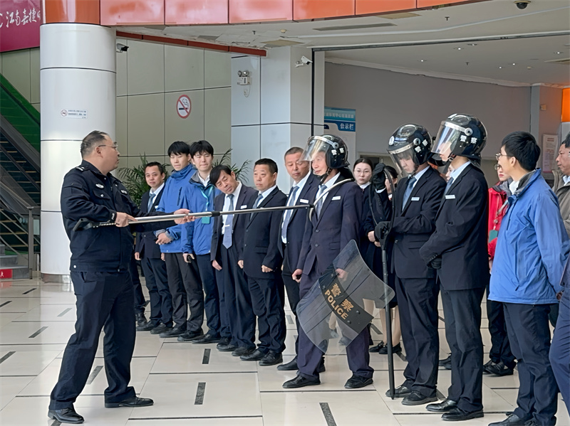 民警讲解防暴用具使用方法.jpg