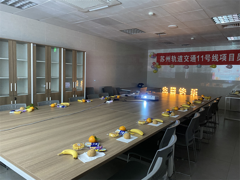 生日会前场景布置分配零食.jpg