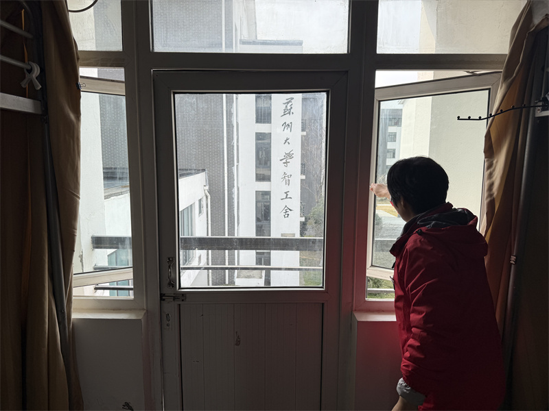 帮助学生提前开窗通风.jpg