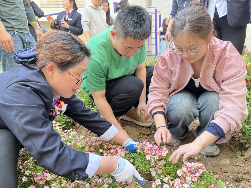 东吴物业阿姨教学生种植花苗技巧.jpg