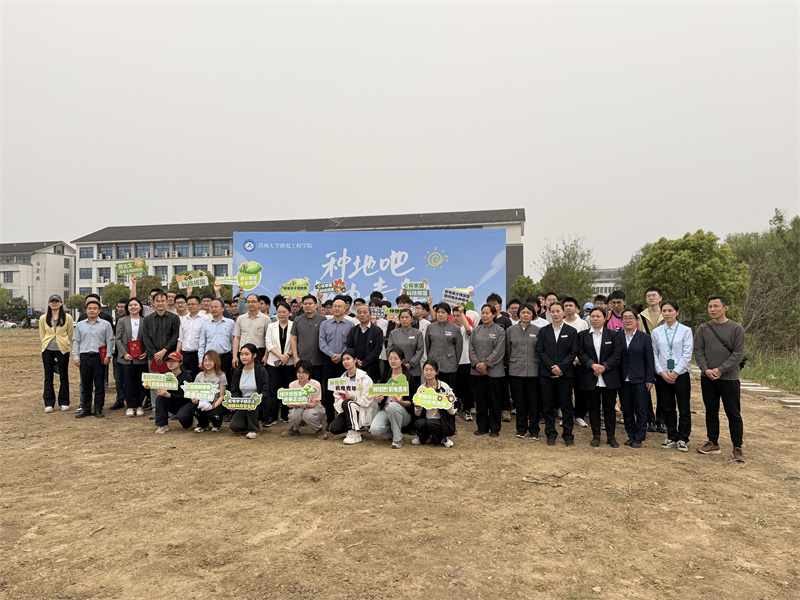 与机电学院的学生以及领导合影.jpg