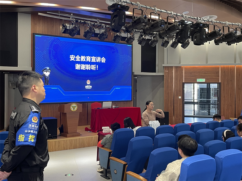 江主任做总结.jpg